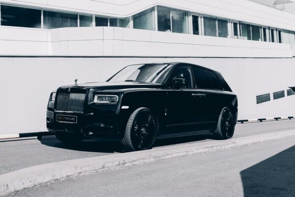 Rolls-Royce Cullinan . Rolls-Royce Cullinan .