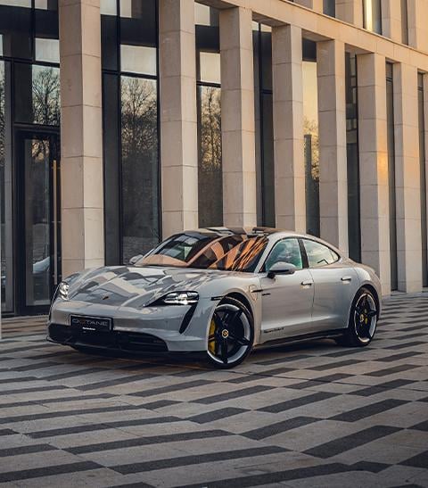 Hyr Porsche Taycan i Dubai