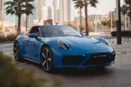 blauer porsche 911 targa 4s
