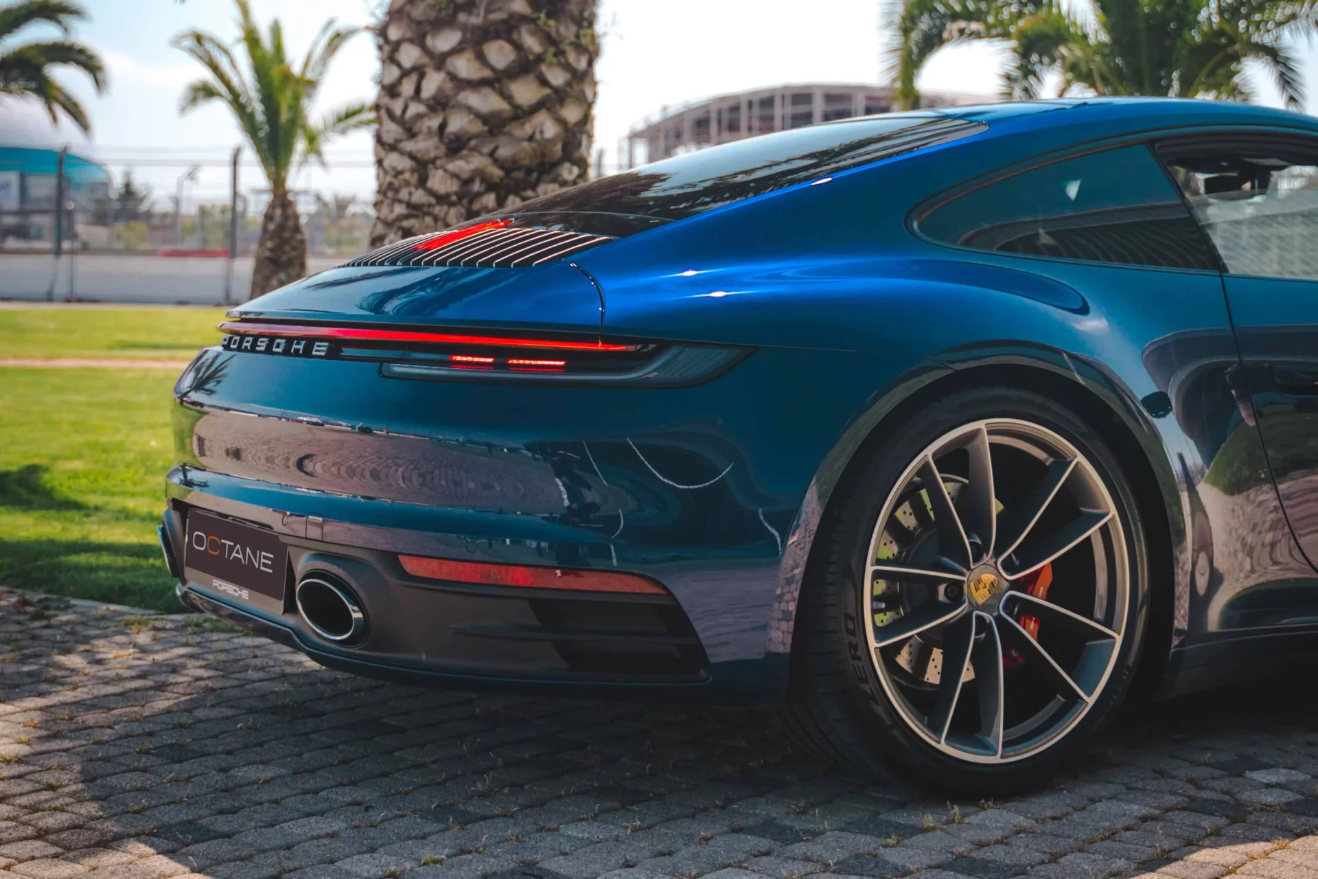 темно-синий Porsche 911