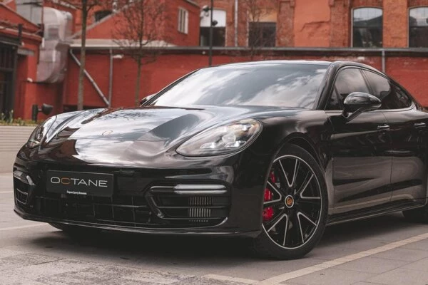 Porsche Panamera .  Porsche Panamera .