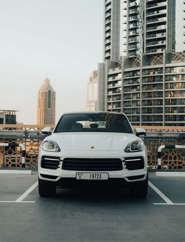 Hyr Porsche Cayenne i Dubai