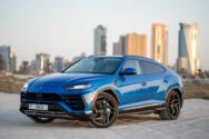 noleggiare lamborghini urus blu scuro Dubai