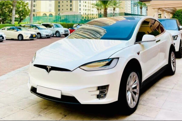 Location Tesla Model 3 Blanc à Dubaï - Octane Luxury Car Rental Dubai