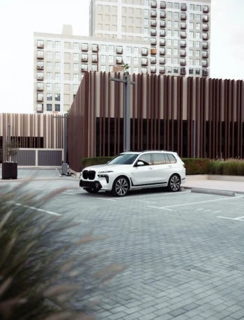 新一代白色宝马 X7