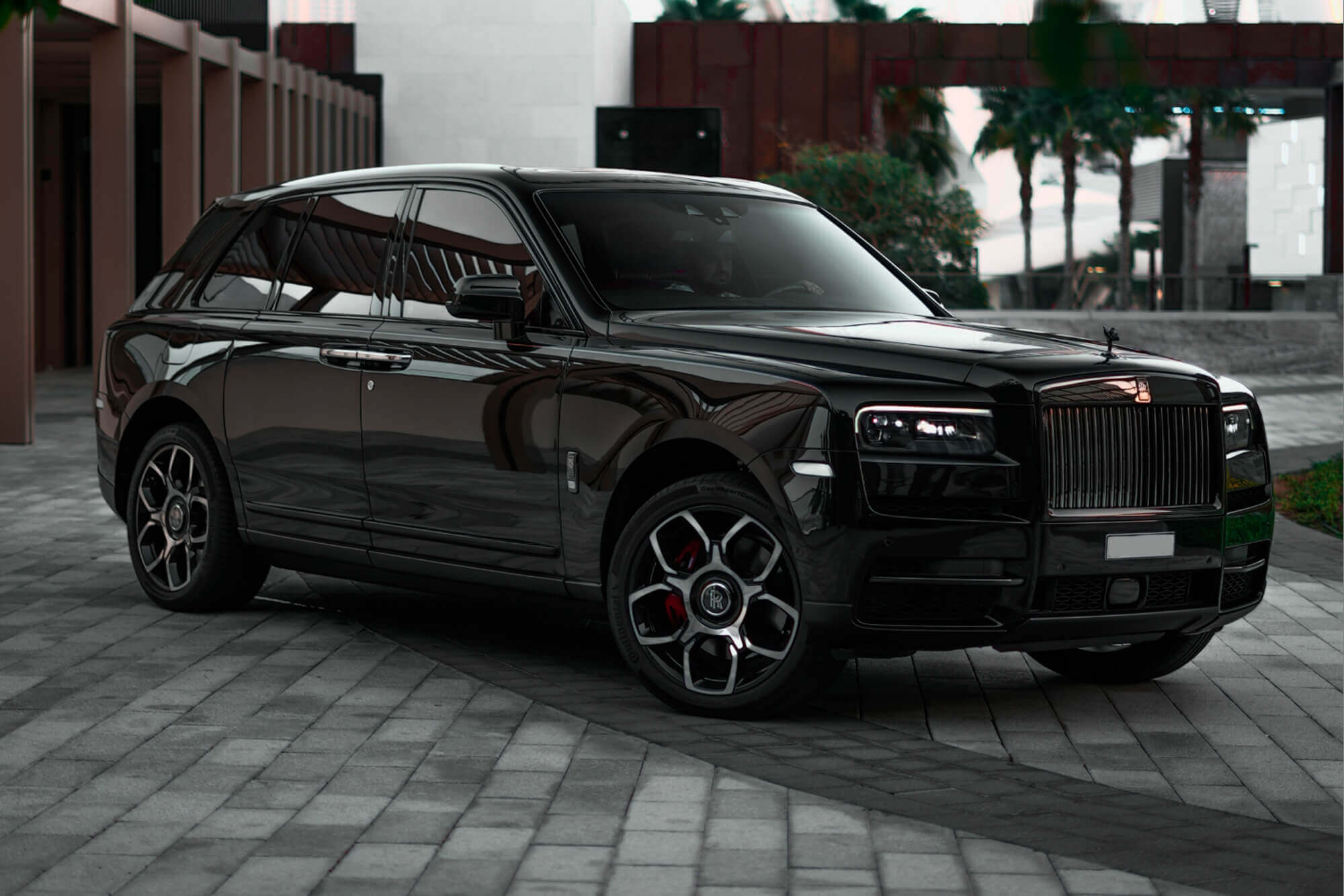 Аренда Rolls-Royce Cullinan Black Badge в Дубае - Octane Luxury Car Rental  Dubai