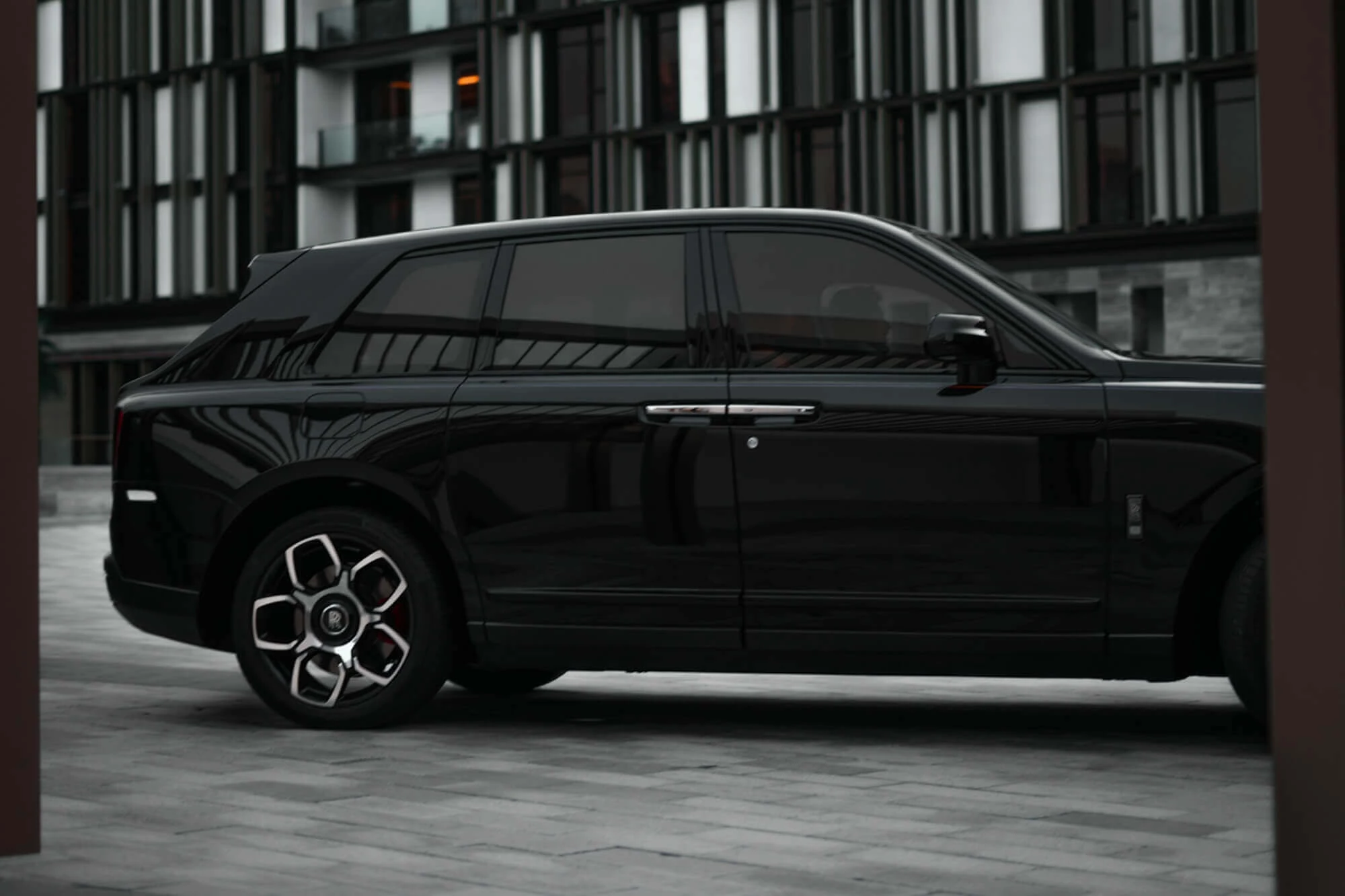 Distintivo nero Rolls-Royce Cullinan