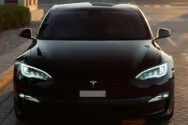 Tesla Model S Plaid Svart tesla modell s rutig hyra