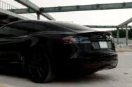 Tesla Model S Plaid Svart modell s pläd för uthyrning dubai