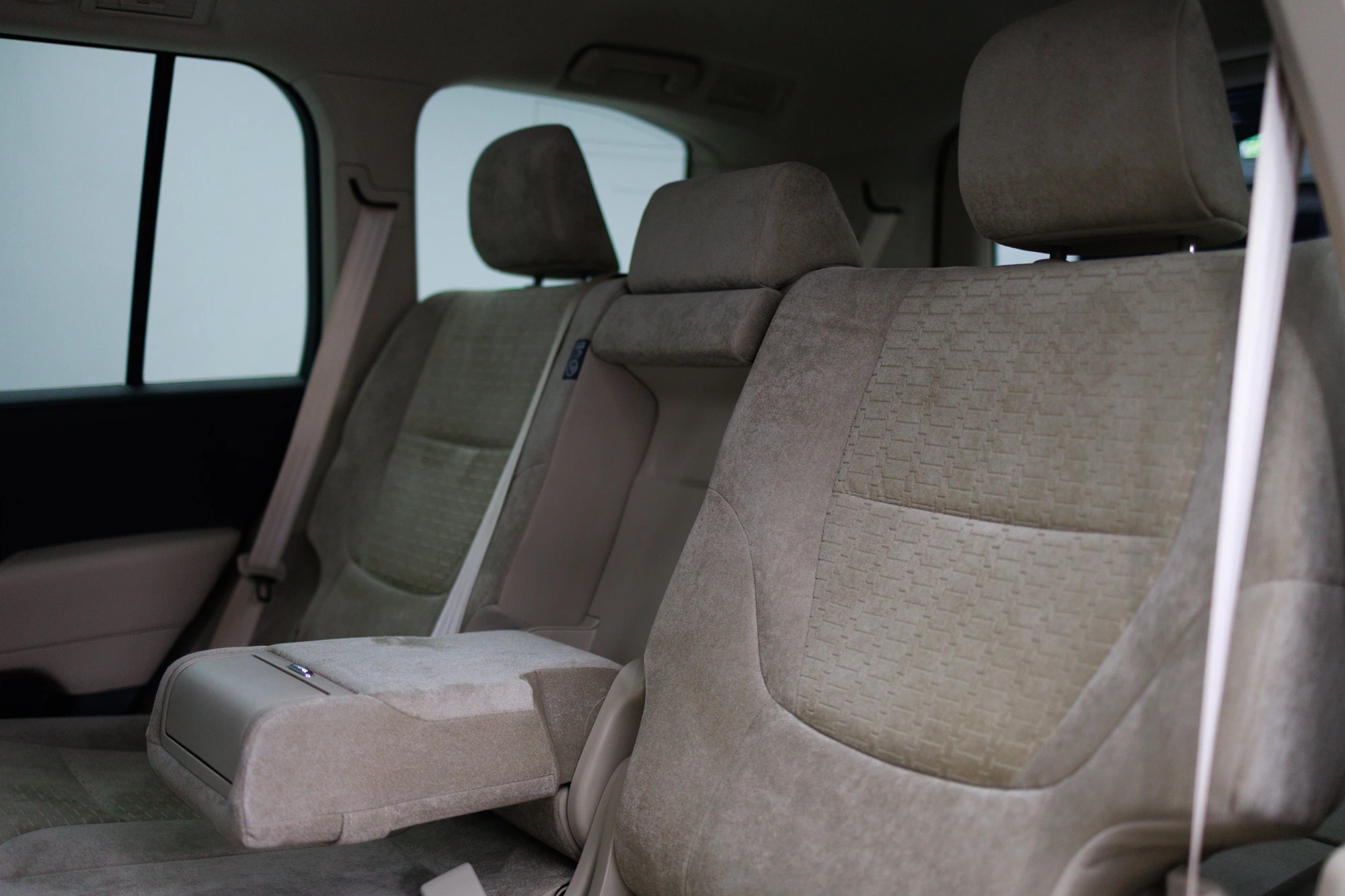 Toyota Land Cruiser 300 белый