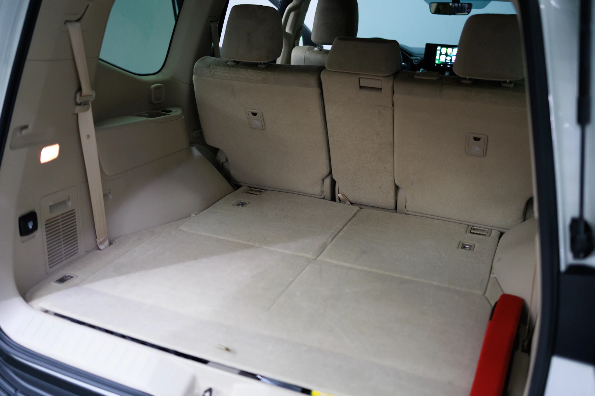 Toyota Land Cruiser 300 белый