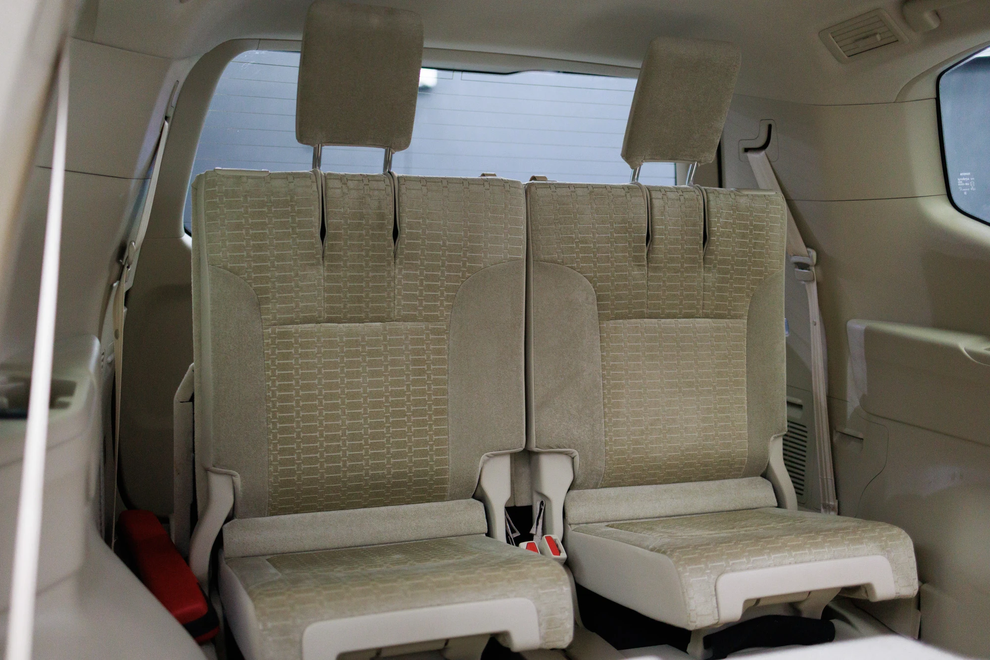 Toyota Land Cruiser 300 белый