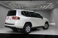 Toyota Land Cruiser 300 белый