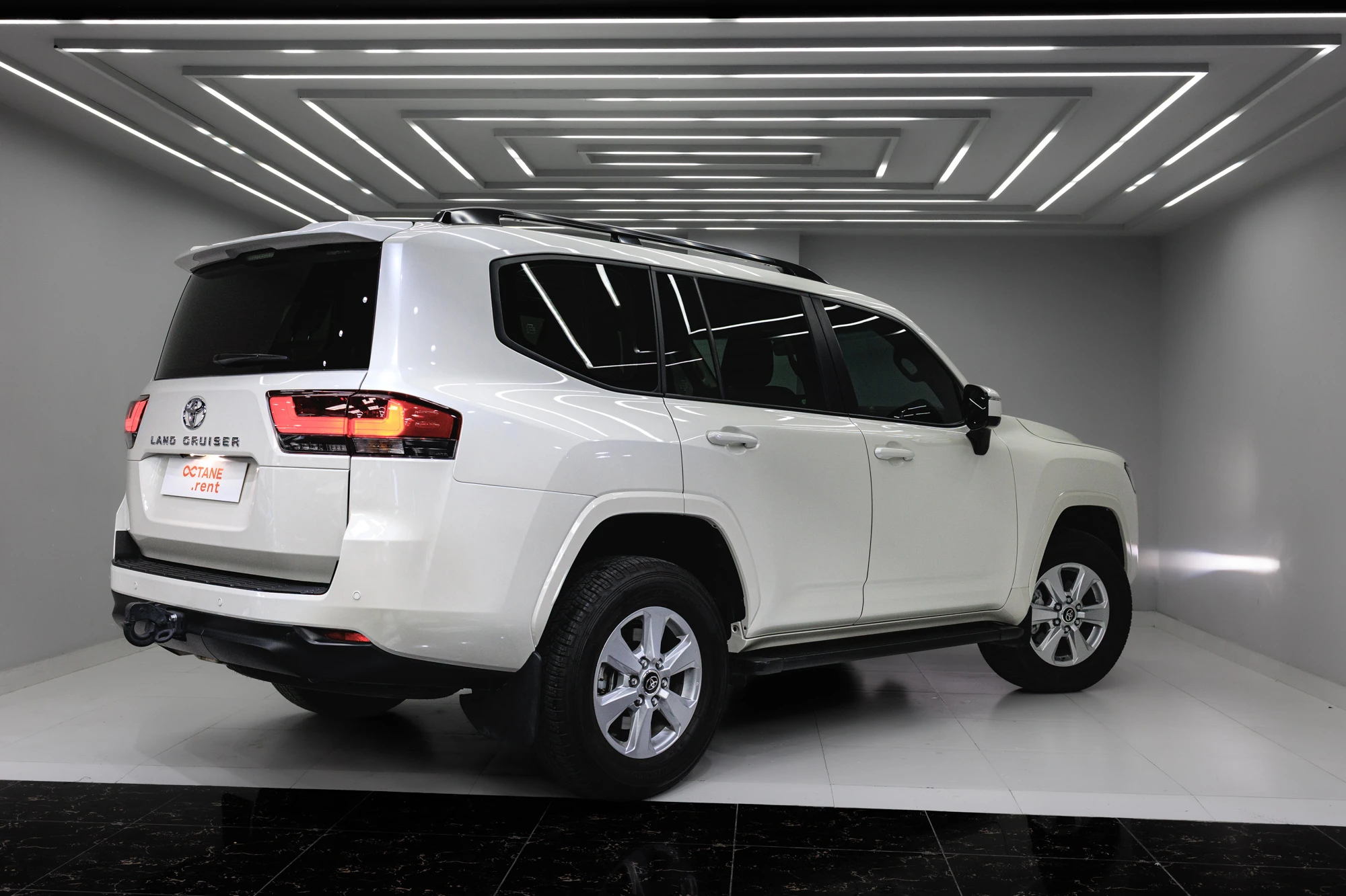 Toyota Land Cruiser 300 белый