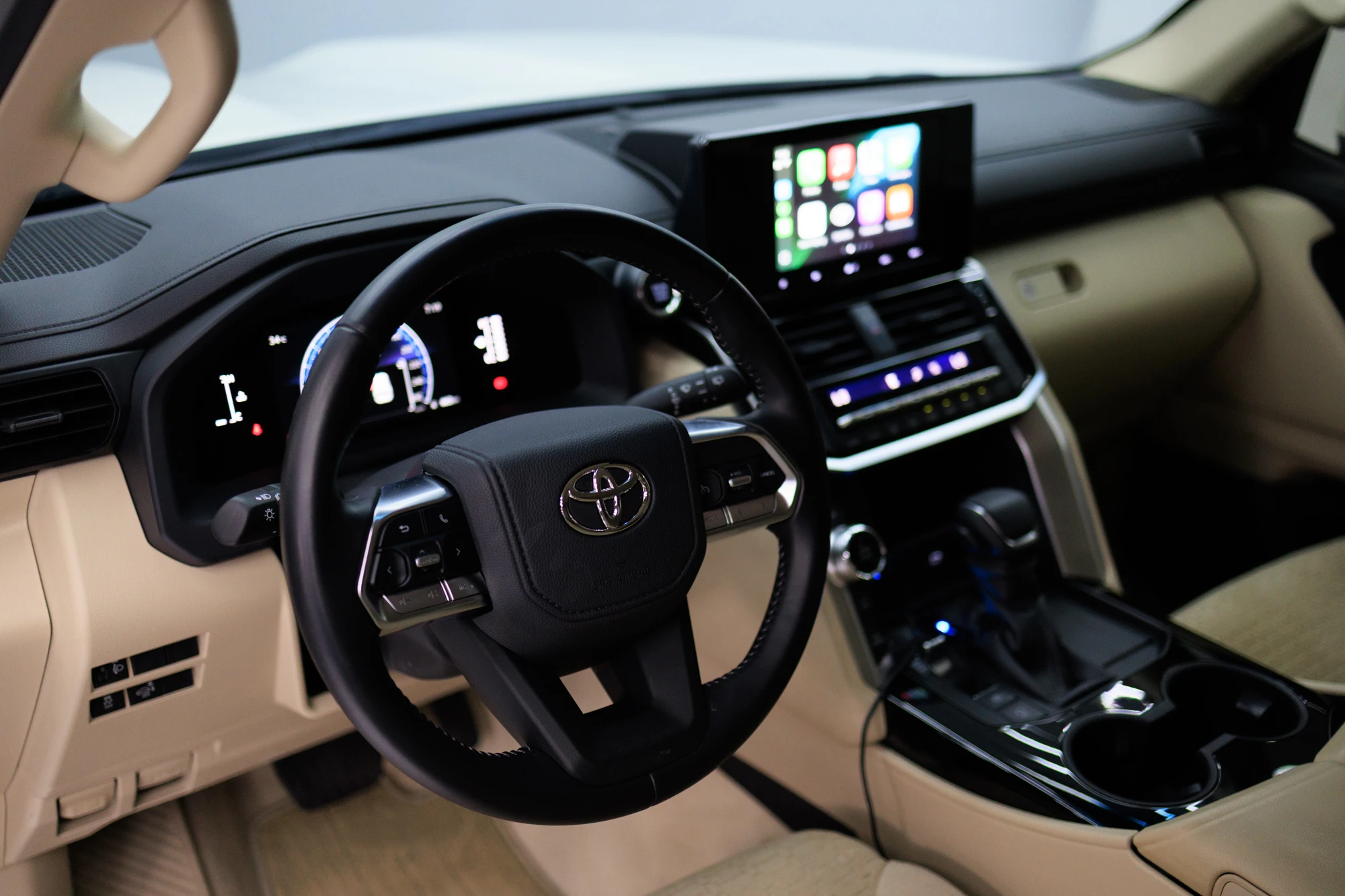Toyota Land Cruiser 300 белый