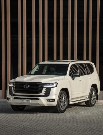 Toyota Land Cruiser 300 белый