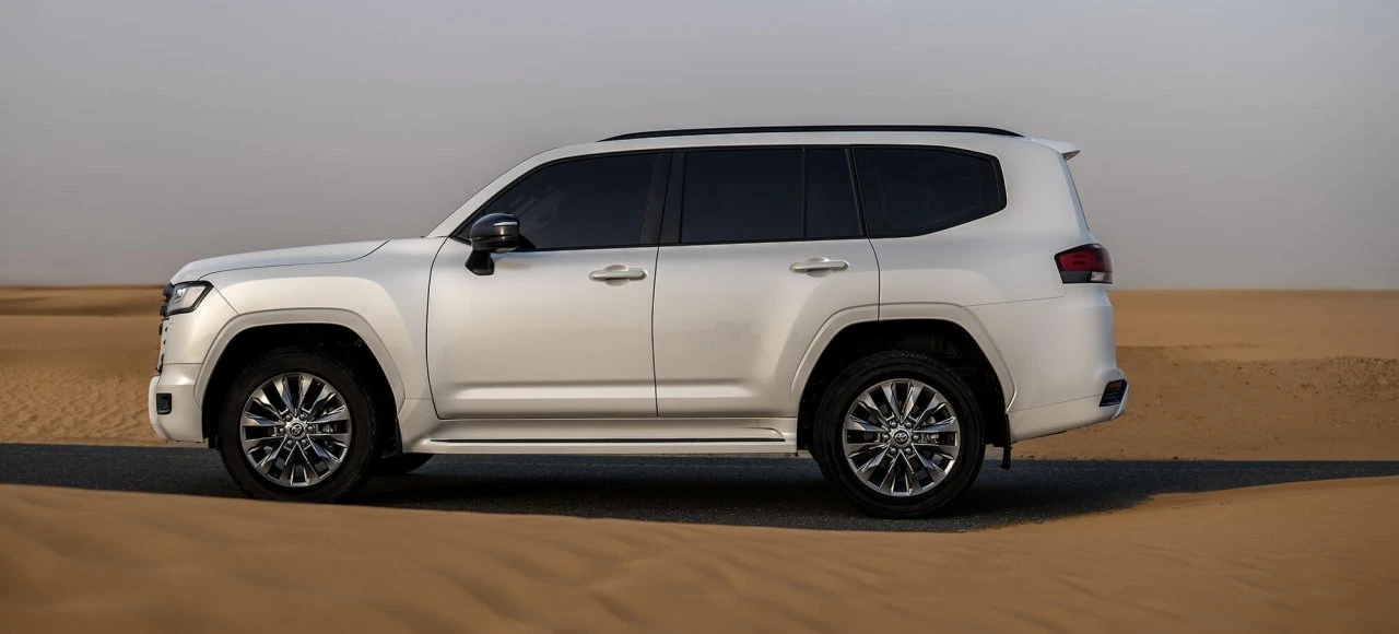 Toyota Land Cruiser 300 белый