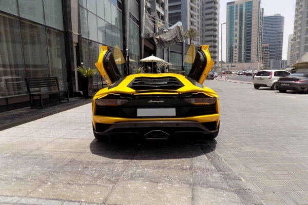 Dubai'de Lamborghini Aventador S Yellow Kiralama - Octane.Rent