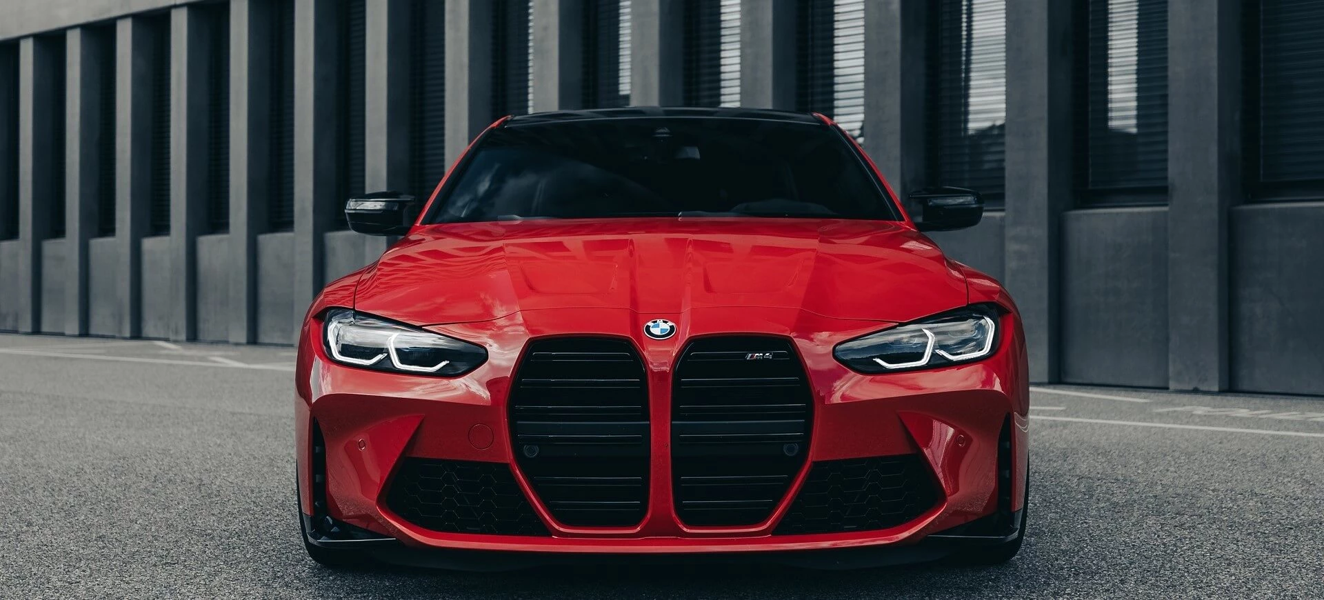 سيارة BMW M4 باللون الأحمر