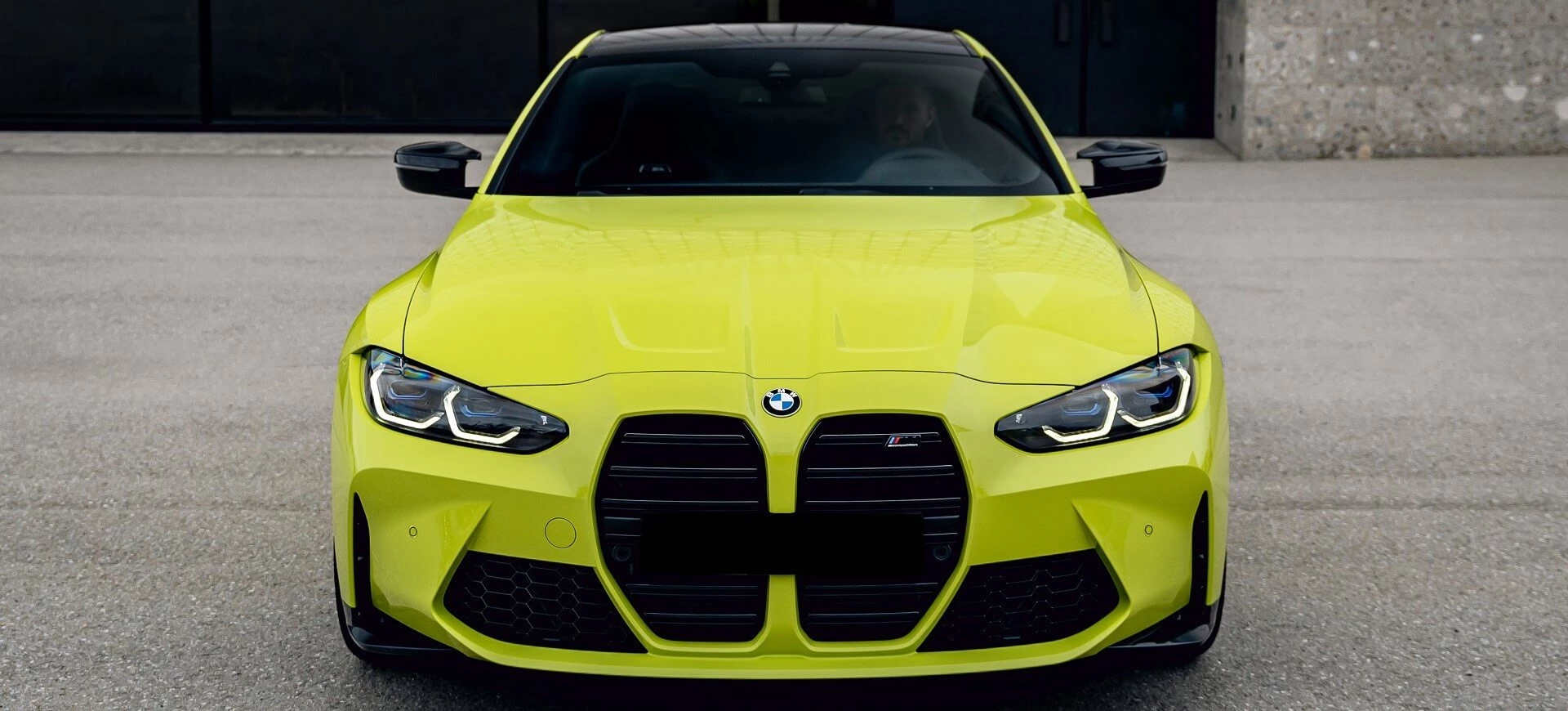 سيارة BMW M4 باللون الأصفر