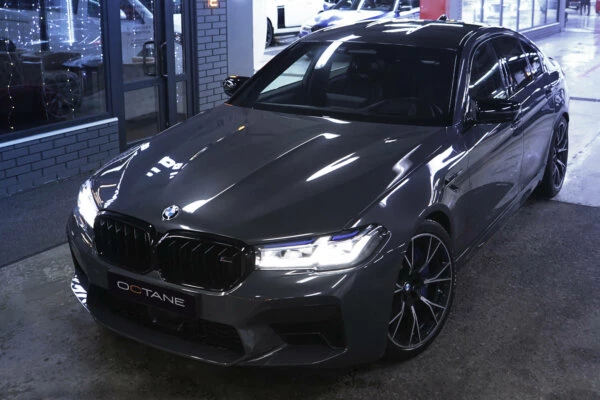 BMW M5 серый