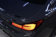 سيارة BMW M5 باللون الرمادي
