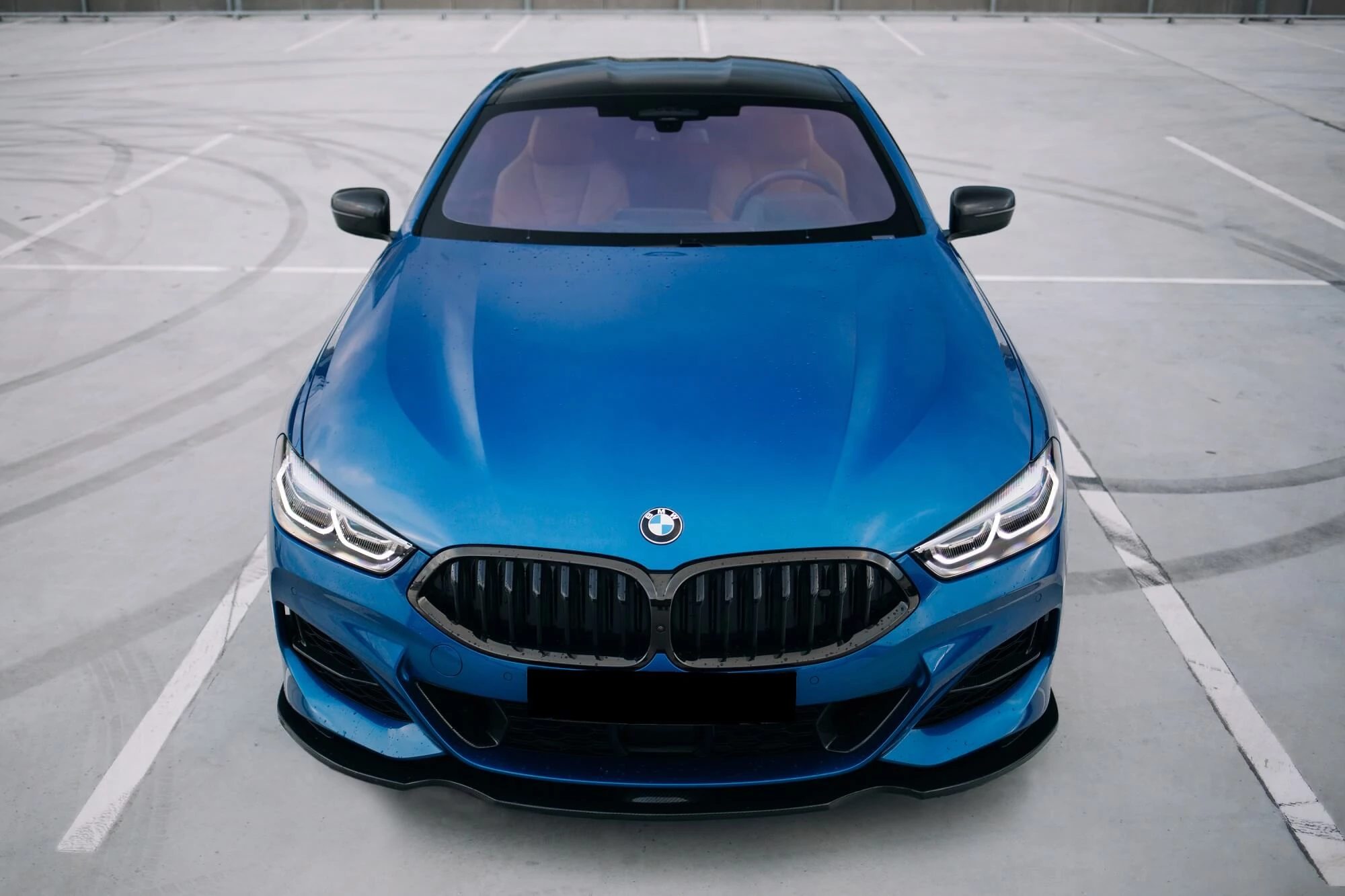 سلسلة BMW M8 باللون الأزرق