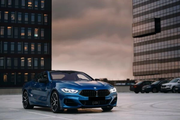 سيارة BMW M850i باللون الأزرق