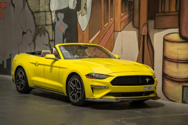 Ford Mustang 2021 Convertible Yellow.