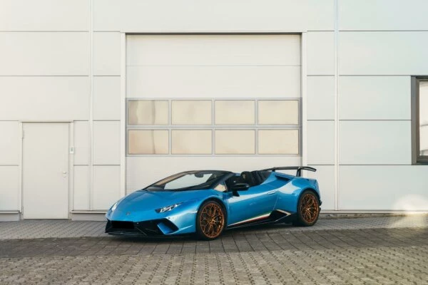 Lamborghini huracan performante spyder blue.