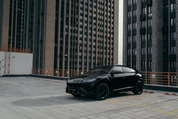 Lamborghini Urus Black.