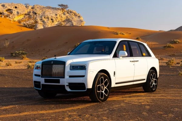 Rolls Royce Cullinan schwarzes Abzeichen weiß