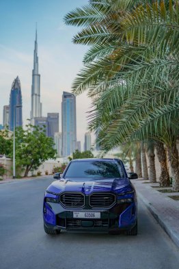 سيارة BMW XM باللون الأزرق