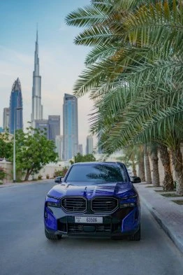 سيارة BMW XM باللون الأزرق
