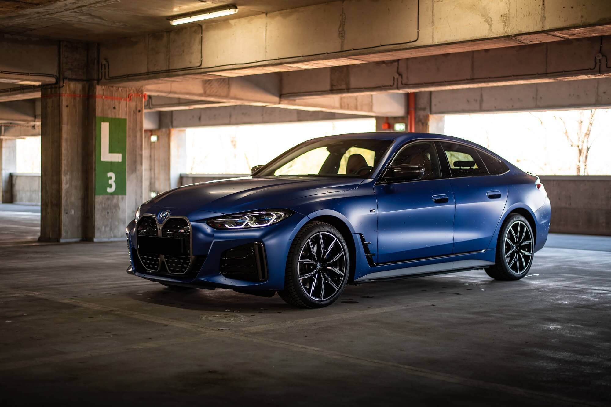 bmw i4 rental dubai