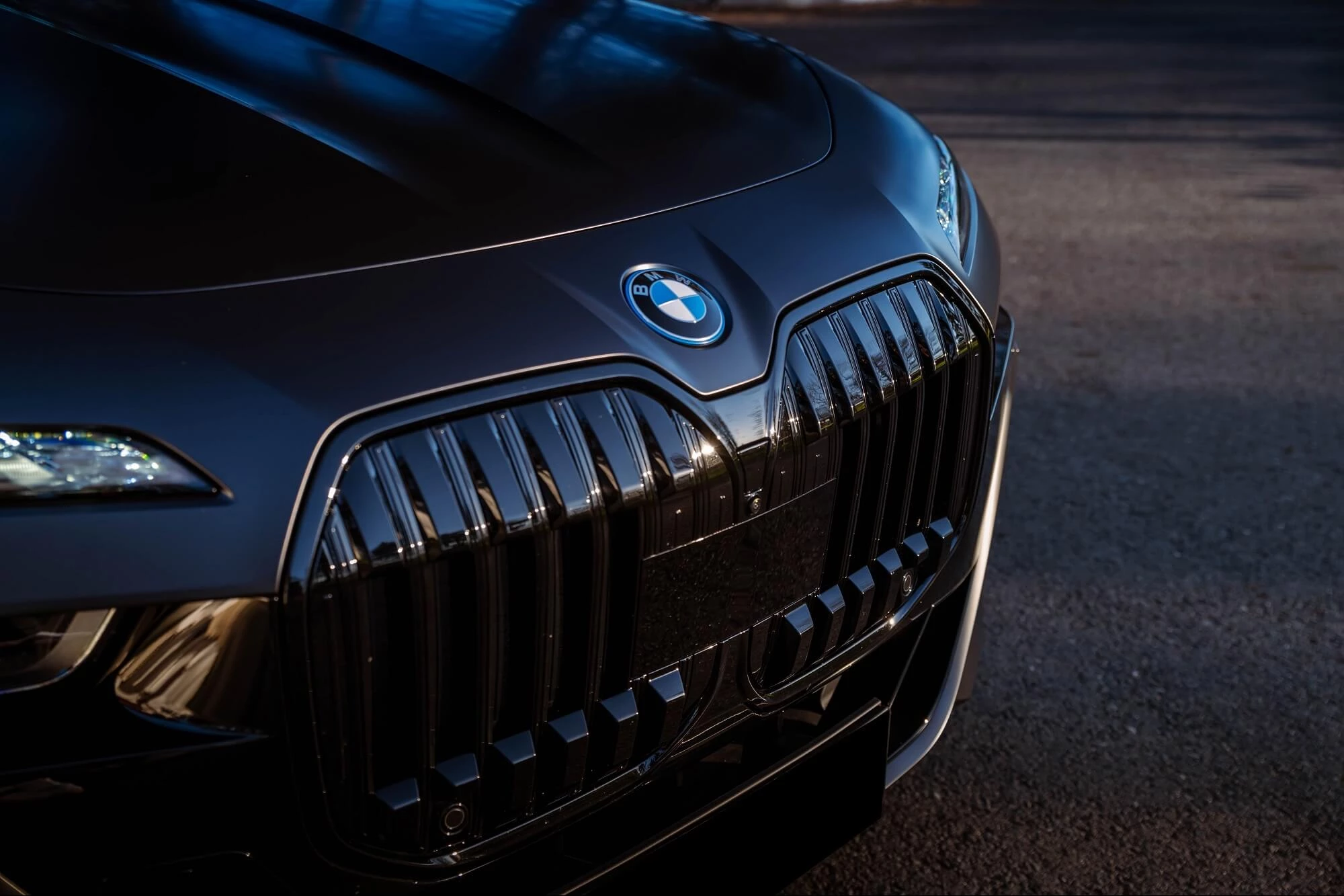 سيارة BMW i7 باللون الأسود