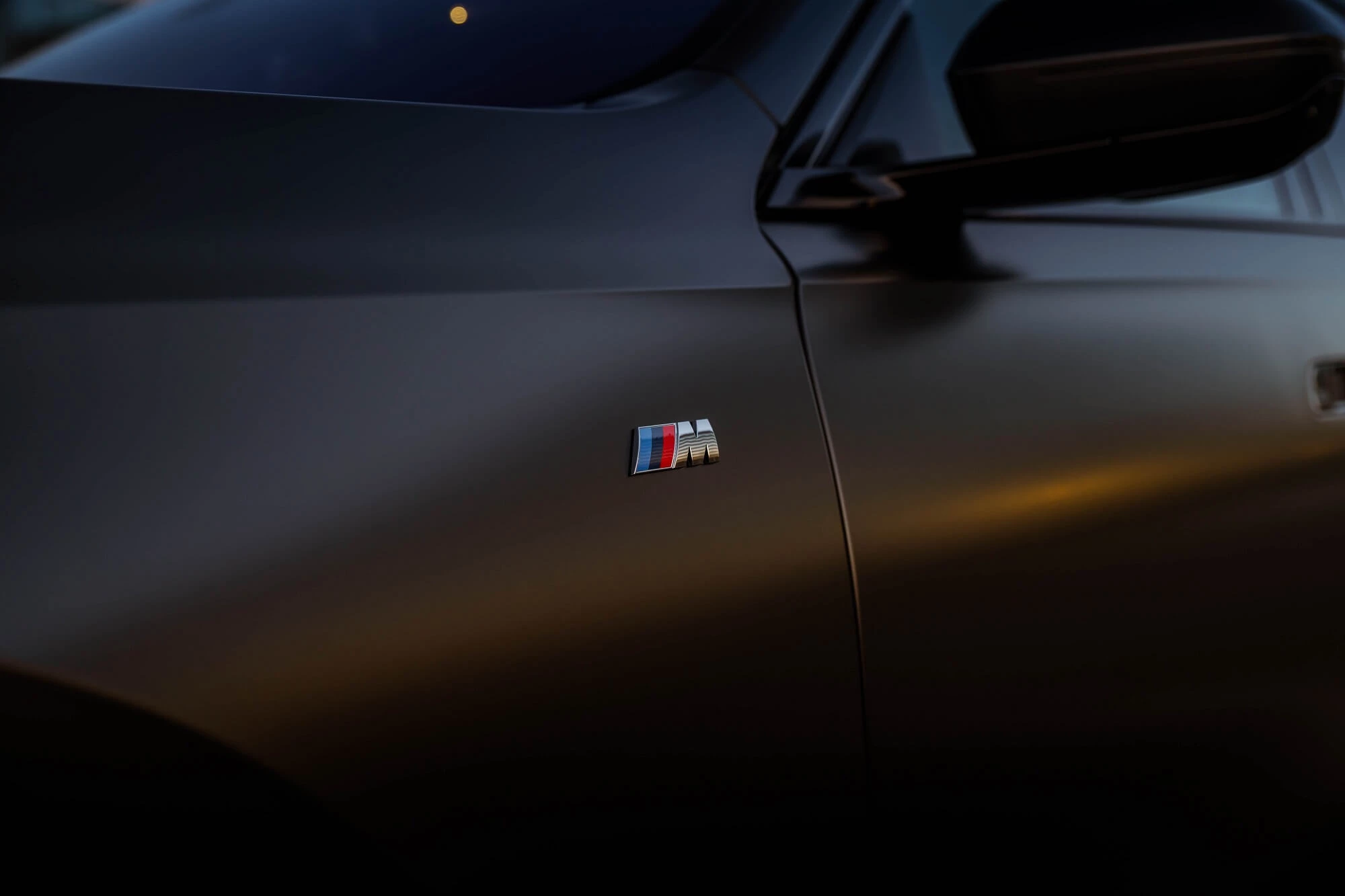 سيارة BMW i7 باللون الأسود