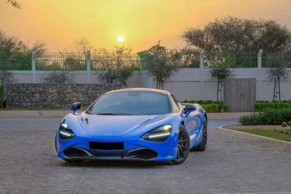 McLaren 720s bleue