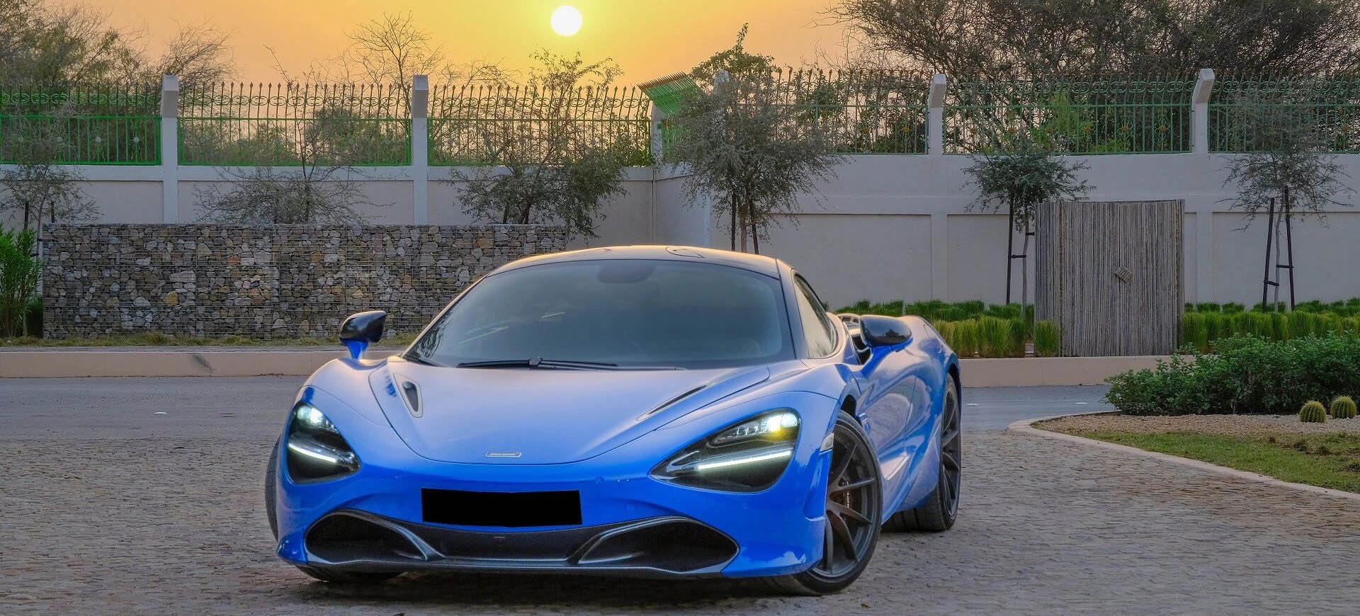 McLaren 720s Mavi