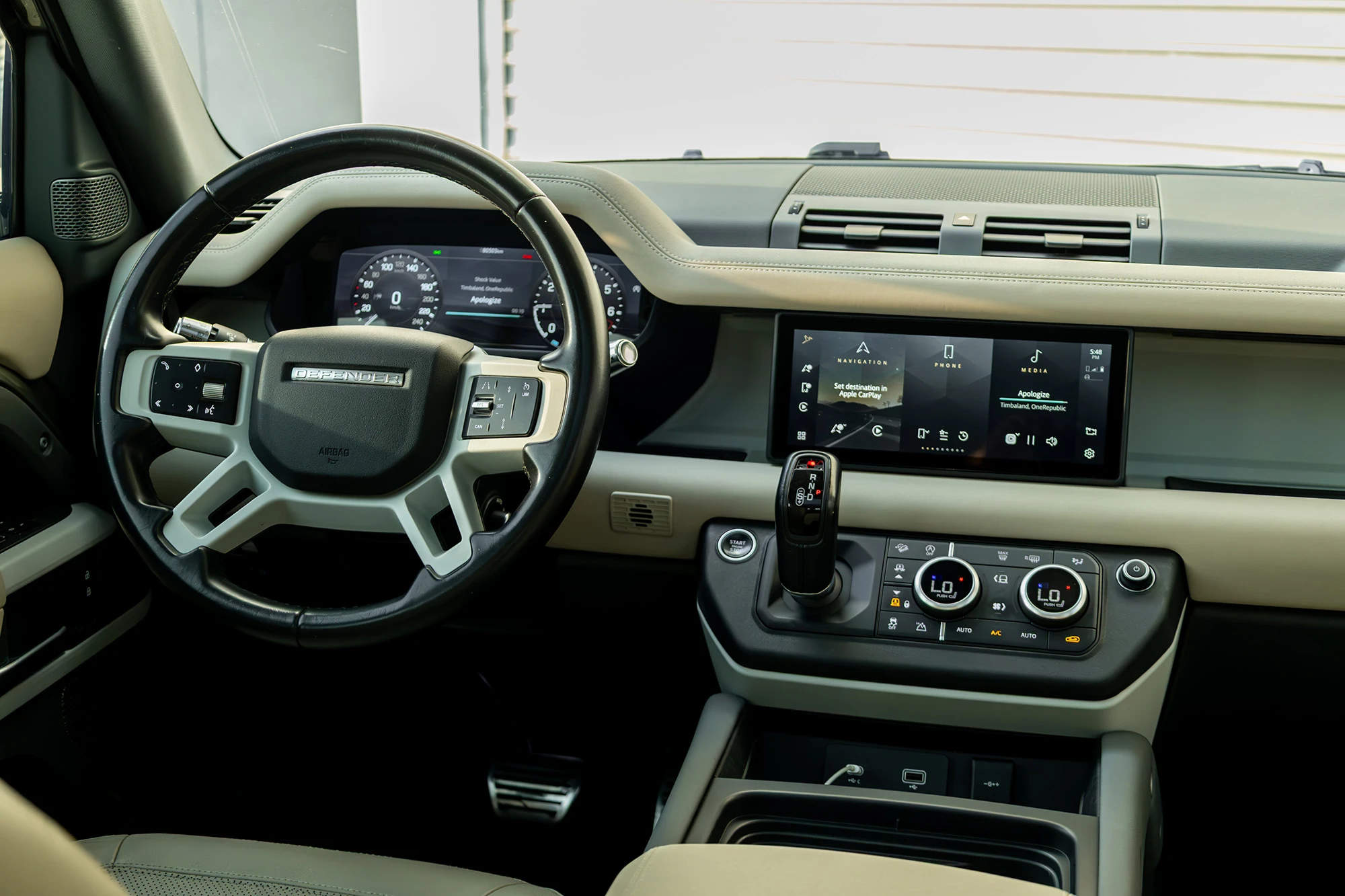 Land Rover Defender 110 Зеленый