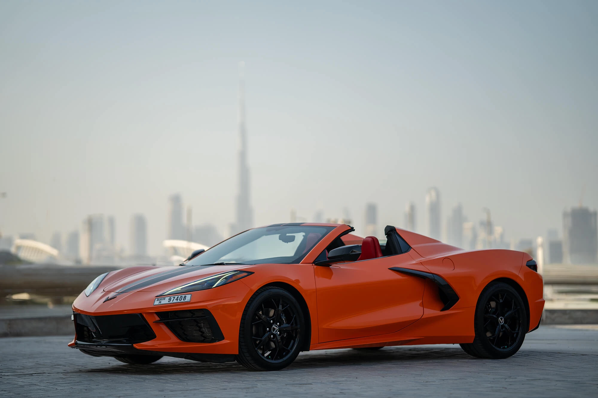 Dubai'de chevrolet corvette c8 orange kiralama