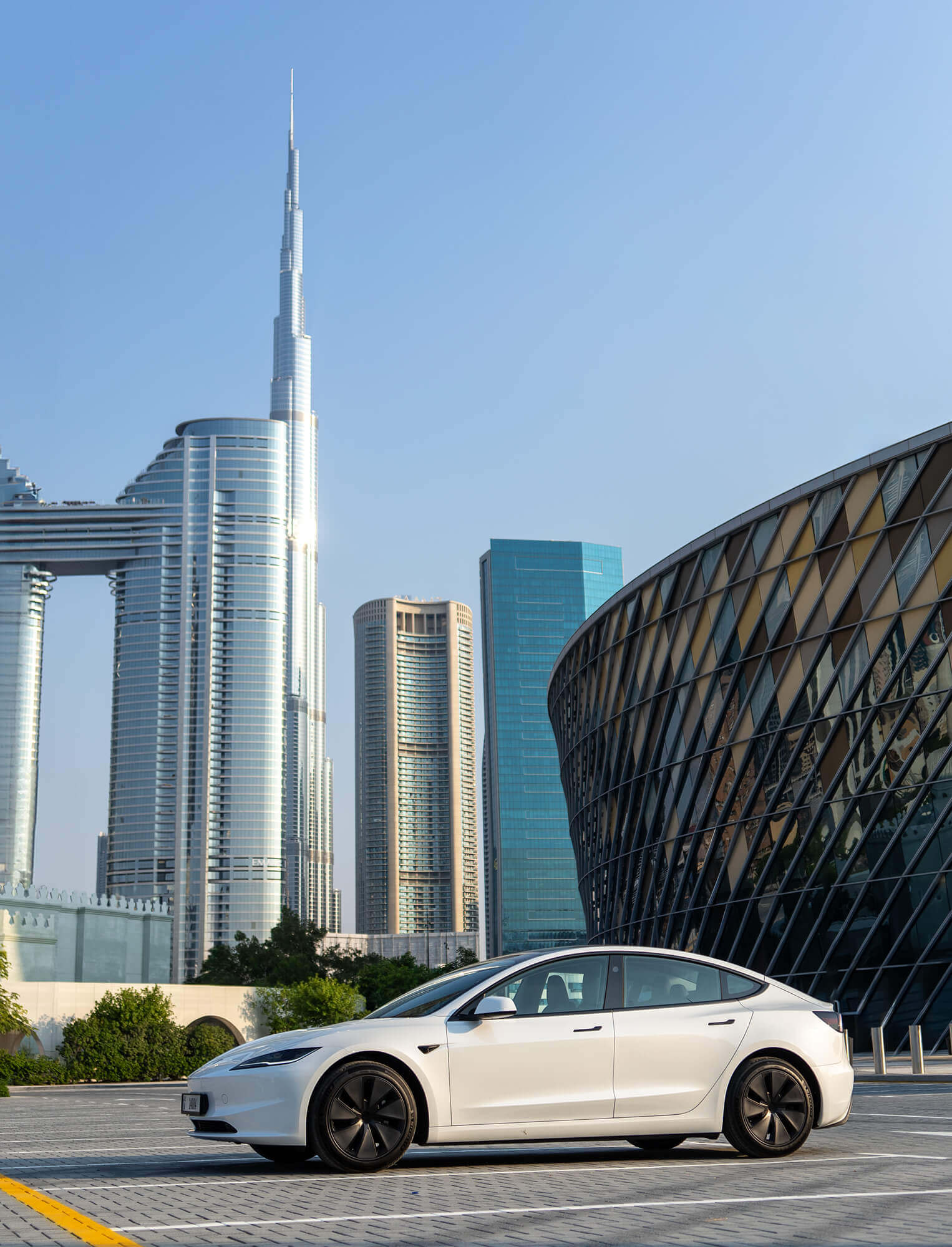 Hyr Tesla Model X i Dubai