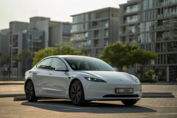 Location Tesla Model 3 Blanc à Dubaï - Octane Luxury Car Rental Dubai