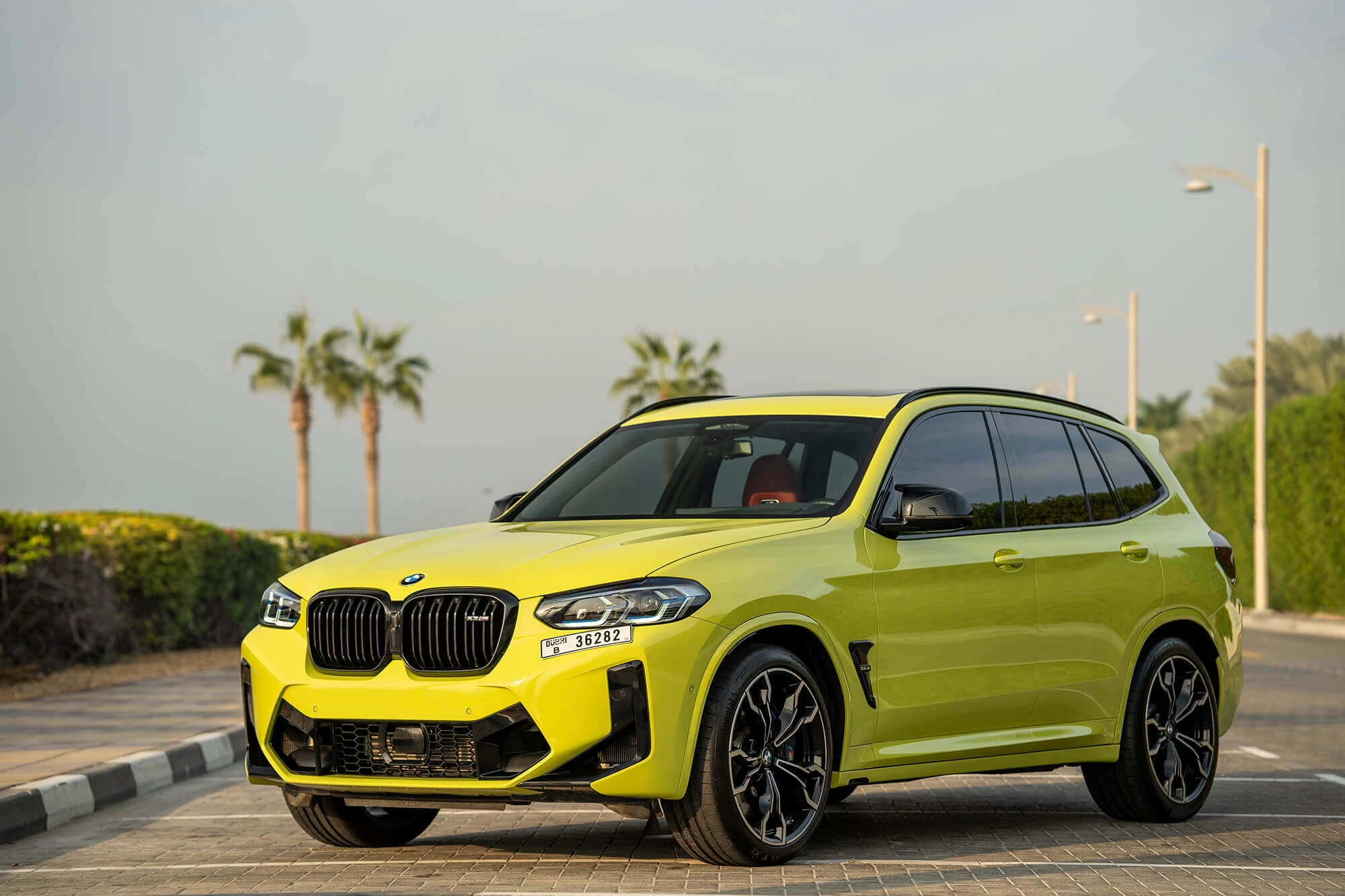 سيارة BMW X3M المنافسة باللون الأصفر