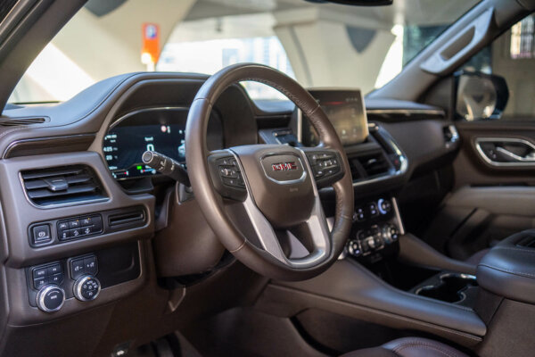 Dubai'de GMC Yukon XL Black Kiralama - Octane.Rent