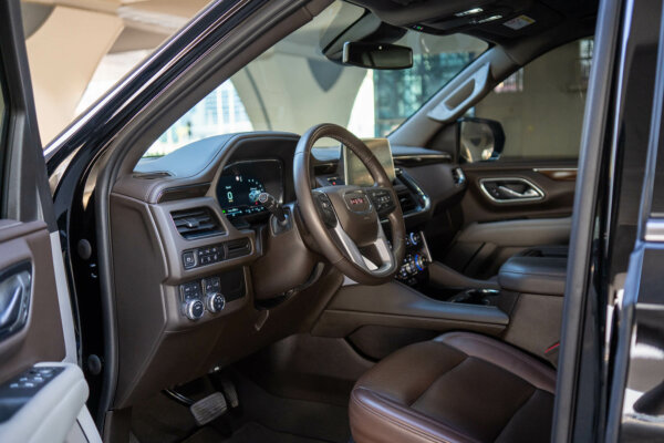 Dubai'de GMC Yukon XL Black Kiralama - Octane.Rent