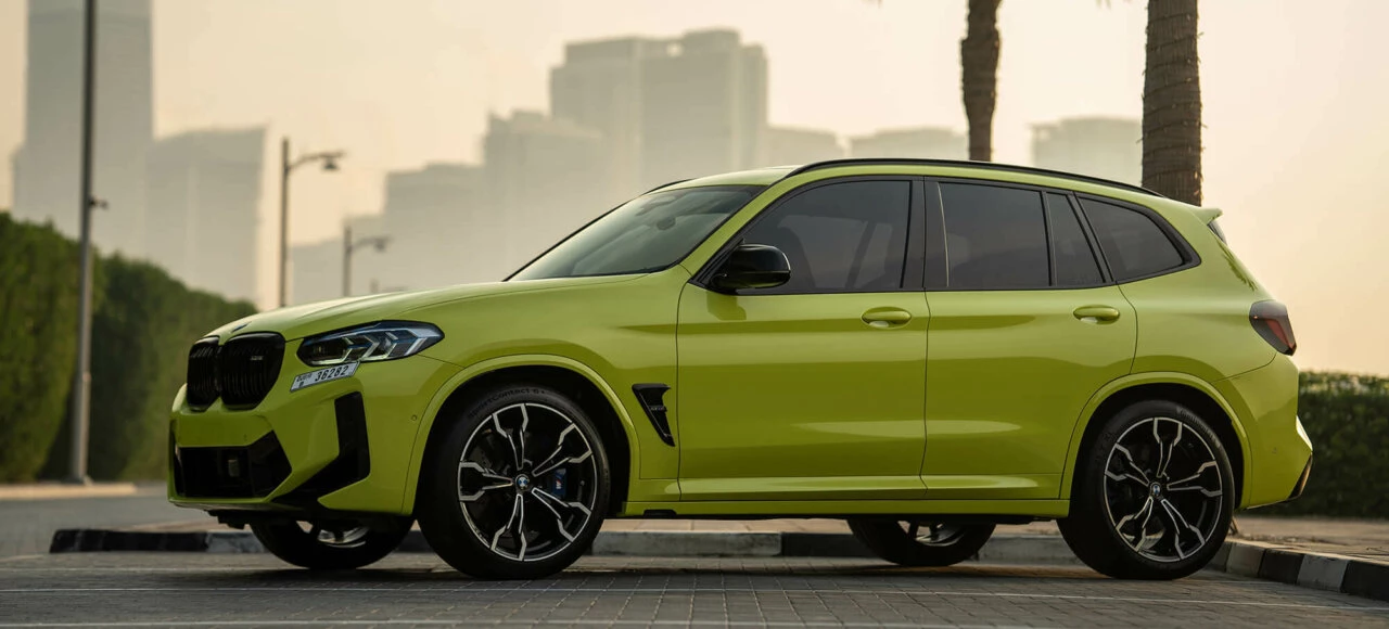 سيارة BMW X3M المنافسة باللون الأصفر