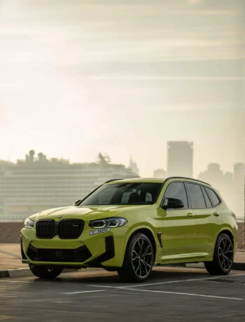 سيارة BMW X3M المنافسة باللون الأصفر