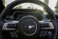 Ford Mustang bianca convertibile