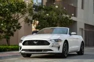 Ford Mustang bianca convertibile